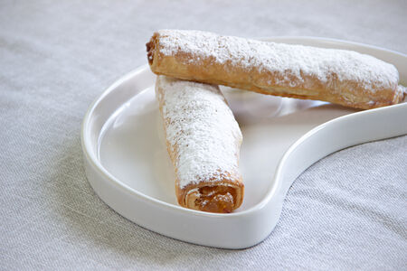 Слойка с яблоком