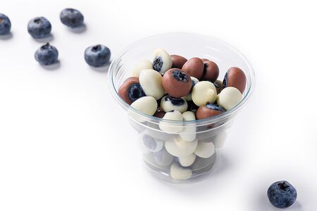 Голубика в молочном и белом шоколаде в стакане 
