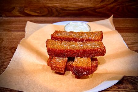 Гренки чесночные с соусом Цезарь