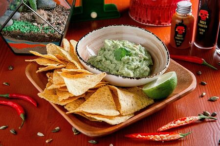 Гуакамоле с кукурузными чипсами Начос