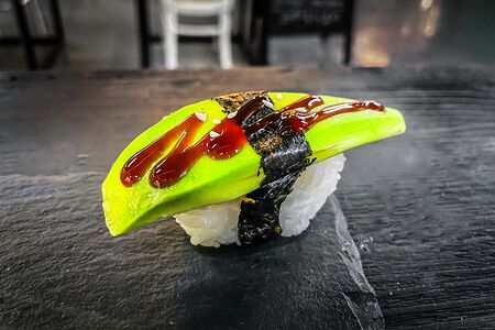 Суши с авокадо 