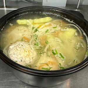 Обед из супа с фрикадельками, узбекского плова и крабового салата