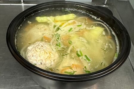 Обед из супа с фрикадельками, узбекского плова и крабового салата