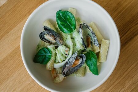 Паста с морепродуктами в сливочном соусе песто