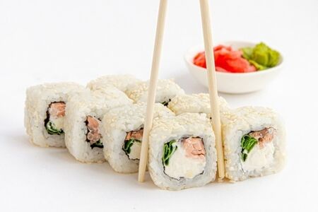 Ролл с жареным лососем
