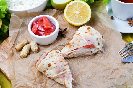 Блин с творожной массой и изюмом с клубникой