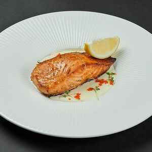 Лосось на гриле со спаржей