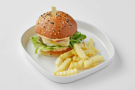 Детский бургер с картофелем фри и мясной котлетой