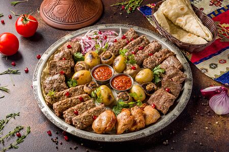 Ассорти шашлыков и кебабов из баранины, телятины и курицы