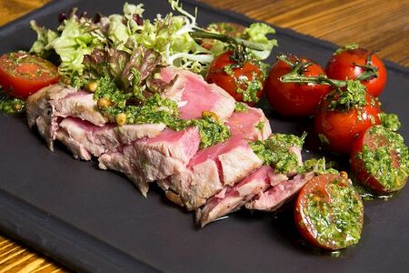 Стейк из тунца с томатами конфи