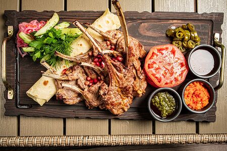 Каре барашка с домашней лепешкой