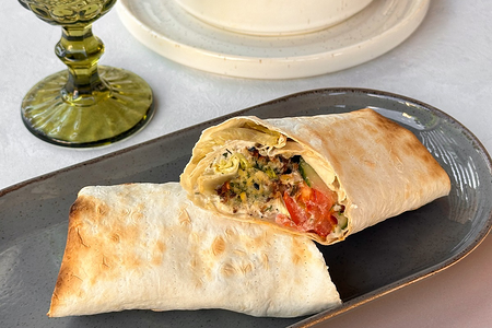 Шаверма в пшеничном лаваше с фалафелем