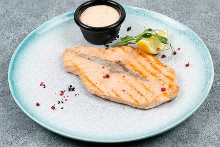 Стейк из лосося с соусом хойсин и рисом