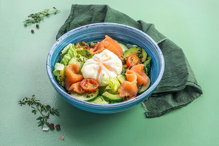 Салат с лососем и яйцом пашот