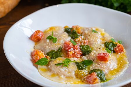 Равиоли с креветками и соусом Песто