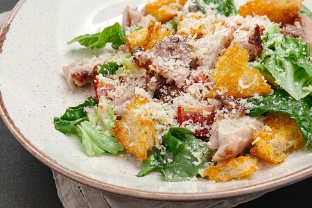 Салат Цезарь с куриным бедром на гриле