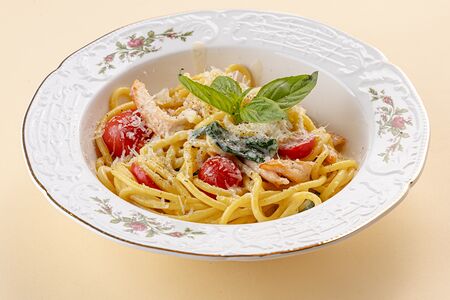 Паста с куриной грудкой и соусом из горгонзолы