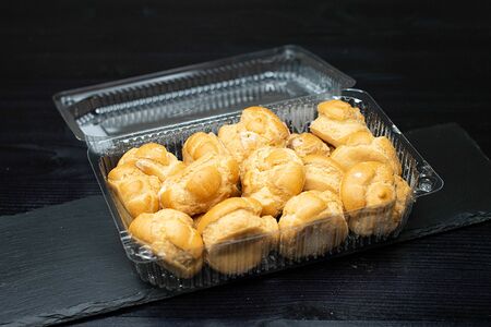 Пирожное Профитроли с вареной сгущенкой