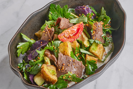 Салат с телятиной и хрустящими баклажанами