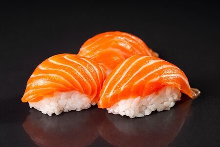 Суши трио с лососем