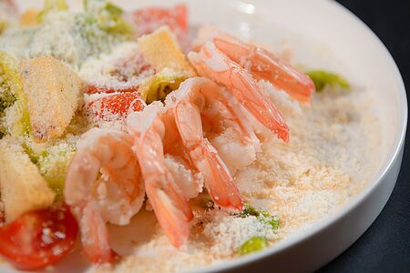 Салат Цезарь с креветкой