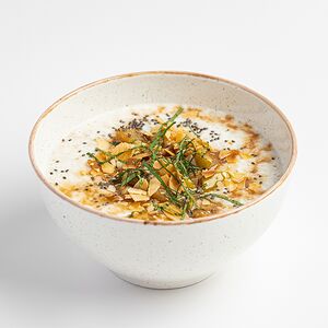 Овсянка с томленым яблоком, орехами и корицей