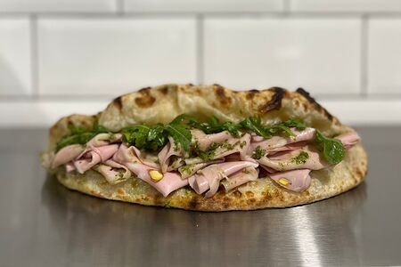 Итальянский сэндвич с мортаделлой и рукколой