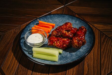 Крылышки в соусе на выбор 