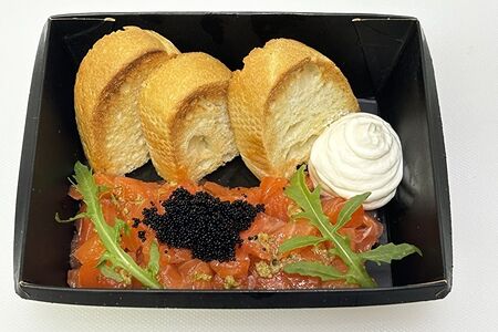 Тартар из лосося с песто