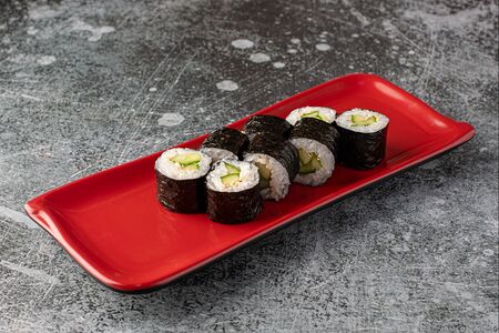 Мини-ролл с огурцом 