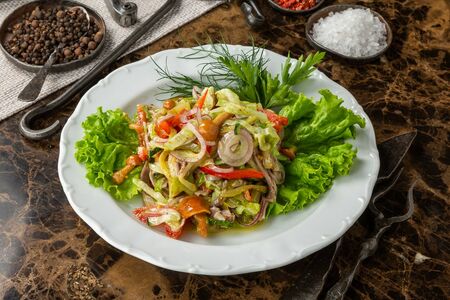 Салат с бужениной и брусникой