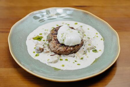Бифштекс из мраморной говядины с соусом из белых грибов и яйцом пашот