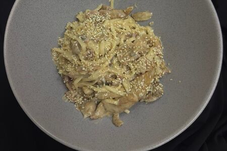 Удон с беконом и курицей в сливочном соусе