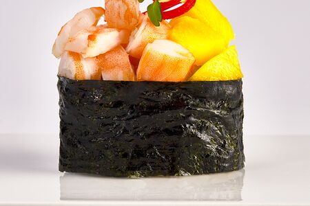 Гункан Spicy Тигровая креветка со свежим манго