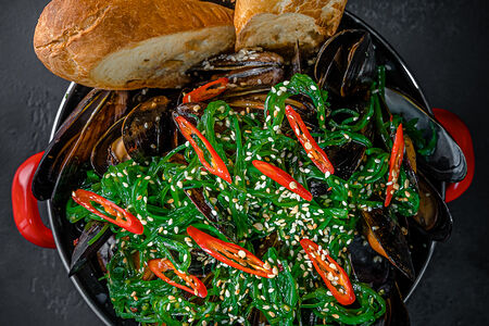 Мидии с чукой и кунжутным маслом