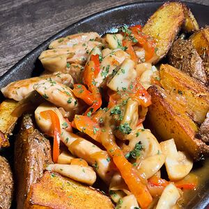 Сковородка с курицей в пикантном кисло-сладком соусе