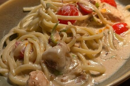 Паста с лососем в соусе Песто