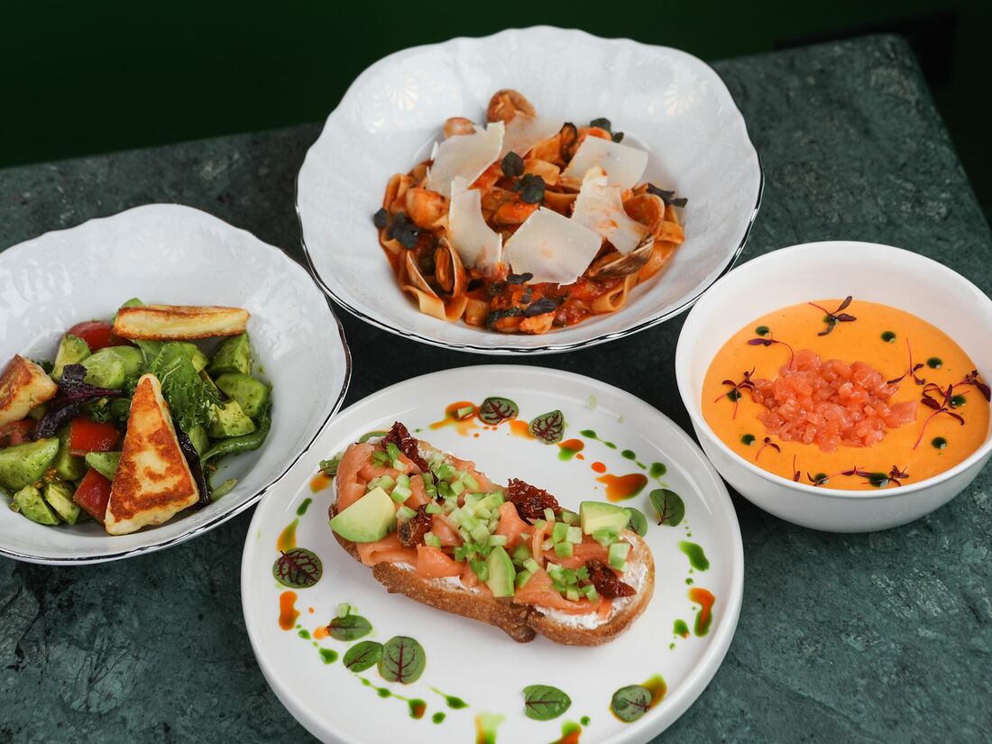 выбор блюда в ресторане. ресторан с посетителями. официант с подносом еды. официант с блюдом. официант с блюдом.