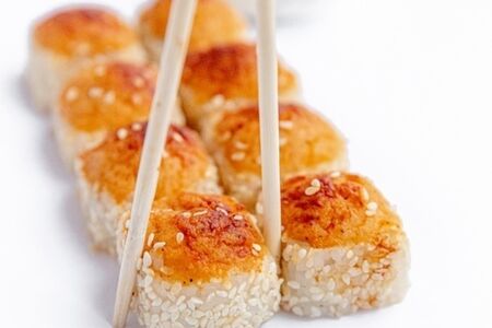 Запечённый ролл с курицей спайси