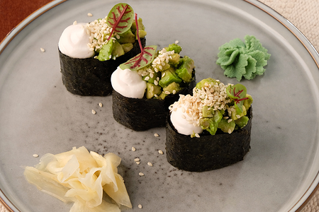 Гункан с авокадо и сливочным сыром