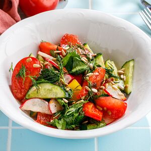 Садовый cалат с редисом и семечками