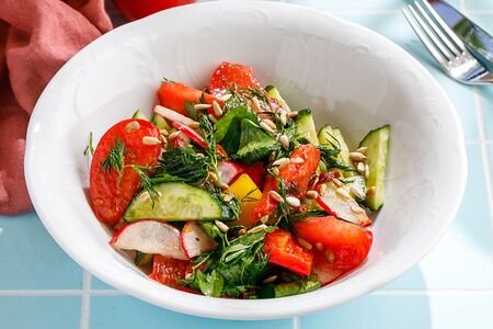 Садовый cалат с редисом и семечками