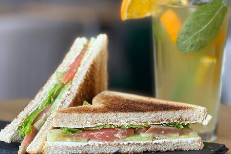 Сэндвич с красной рыбой