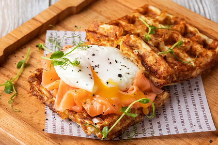 Вафли с лососем и яйцом Пашот