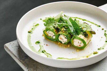 Рулетики из цукини с кремом из вяленых томатов и соусом песто