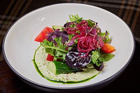 Греческий салат с кремом из феты и базиликом