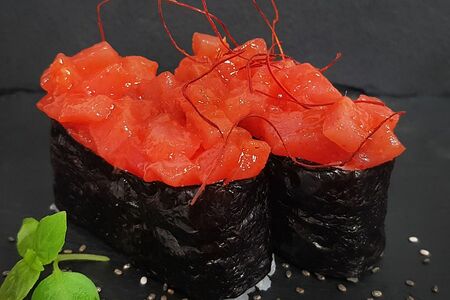 Гункан с мясом тунца