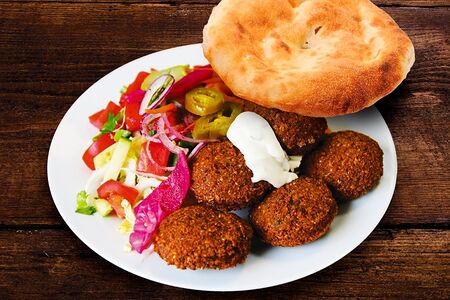 Вегетарианский фалафель на тарелке 