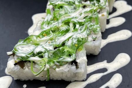 Ролл с чукой и ореховым соусом