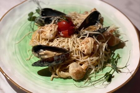 Паста с тигровыми креветками и мидиями